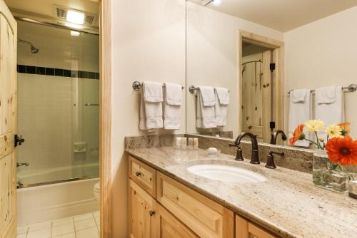 Aspen Apartment | Exceptional Aspen Alps 209: Three Bedroom Retreat with Hot Tub