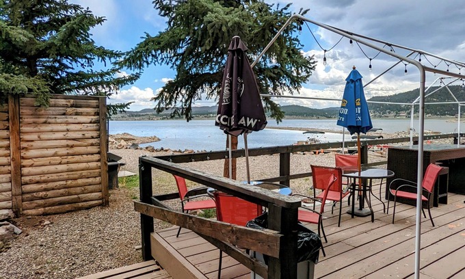 Mammoth Creek Hotel | Pet-Friendly Aspen Cove Resort with Hot Tub & Breakfast