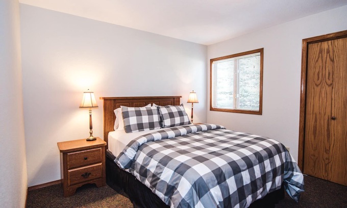 Red Lodge Condo | Cozy Aspen Condo: Golf Course Retreat with Pool & Hot Tub