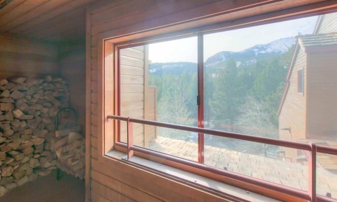 Mammoth Lakes Cabin | Inviting Aspen Creek #226: Family-Friendly Stay with Pool