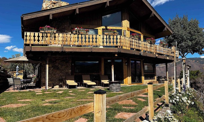 Brush Creek Village Ski Chalet | Aspen Extended Stay Chalet, Mtn Views, 2 BDRM Family Retreat