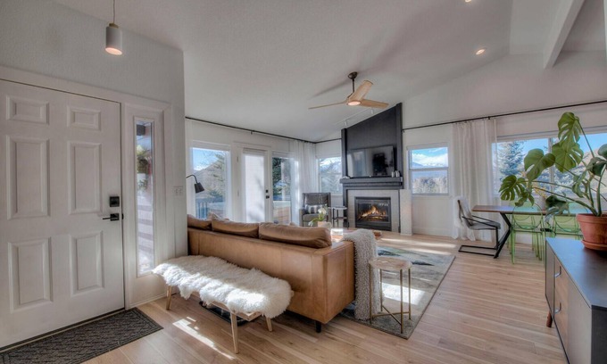 Corinthian Hills House | Pet-Friendly Retreat with Hot Tub Near Lake Dillon