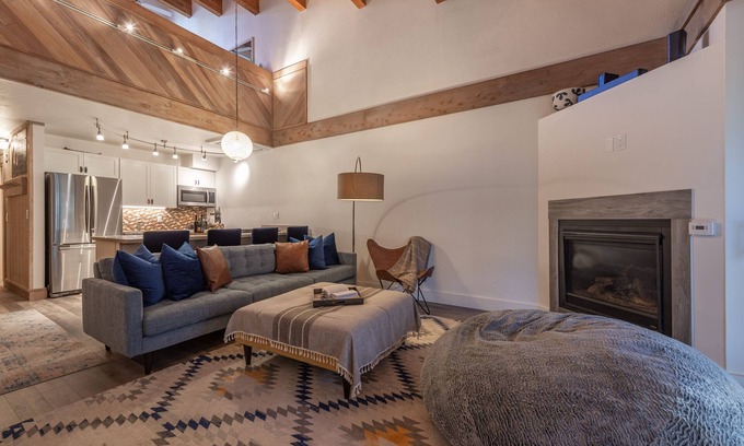 Truckee Condo | Pet-Friendly Aspen Grove Abode with Pool and Spa