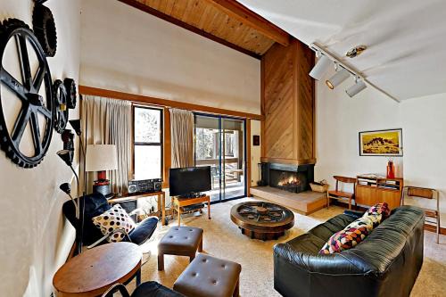 Truckee Apartment | Relaxing Aspen Grove Escape with Pool and Hot Tub