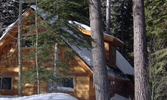 Christmas Valley Cabin | Experience Aspen Hollow: Riverfront Retreat with Hot Tub