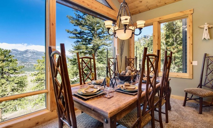 Windcliff Estates House | Inviting Aspen Leaf Vacation Home with Spa and Hot Tub