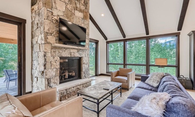 Silverthorne House | Indulge at Aspen Peaks Overlook with Hot Tub & Fire Pit