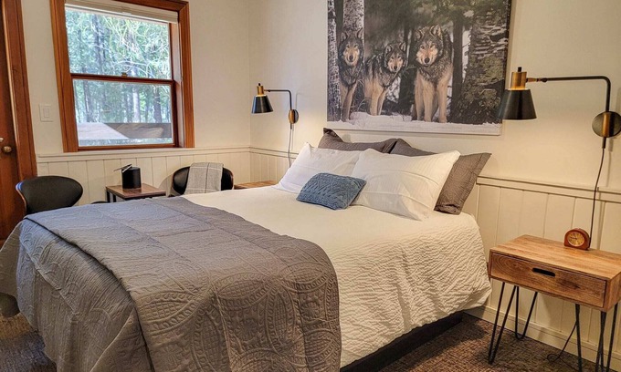 Mazama House | Inviting Aspen Room 2 at The Inn At Mazama with Spa Access