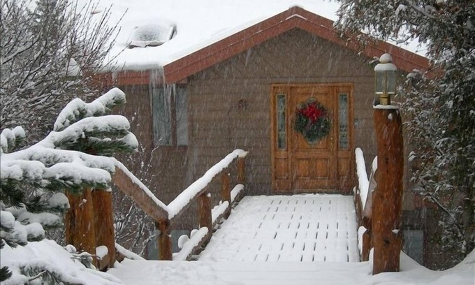 Woody Creek House | Family-Friendly Aspen Riverhouse with Scenic Riverfront Views