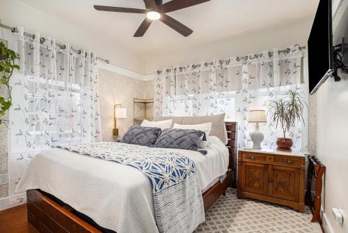 Upper Telegraph House | Cozy Aspen Room - Pet and Child Friendly Retreat