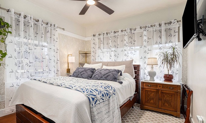 Upper Telegraph Apartment | Cozy Aspen Room: Pet-Friendly Stay with Kitchen Access