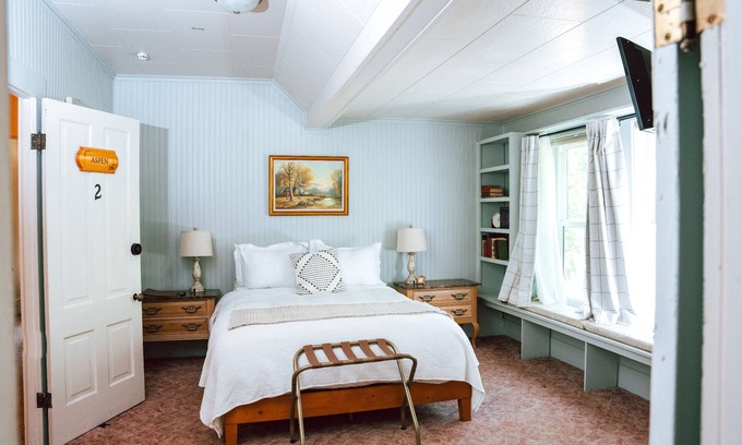 Etna Bed & Breakfast | Experience the Aspen Room: Top-Rated Stay with Family-Friendly Amenities