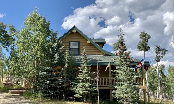 Michigan Hill Cabin | Idyllic Aspen Sunset Log Cabin with Scenic Views & Breakfast
