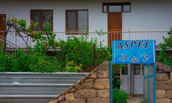 Tatev House | Cozy Aspet B&B: Pet-Friendly with Breakfast & Dining