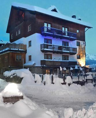 Sauze d'Oulx Hotel | Pet-Friendly Assietta with Ocean View & Restaurant Access