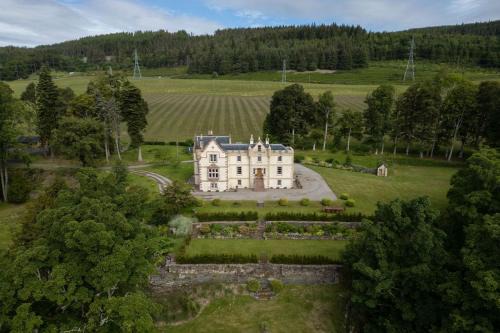 Evanton Villa | Exclusive 5-Star Getaway at Assynt House for Families