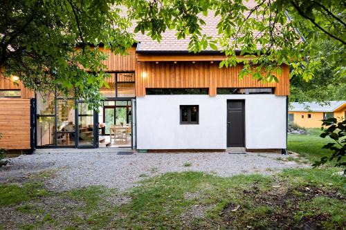 Eremitu Bed & Breakfast | Oceanfront Aster Panzió - Guest Rated 9.8 with Pet-Friendly Amenities