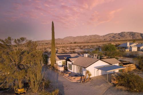 Indian Cove Villa | Explore Asteroid by AvantStay: Unique Ranch Retreat Near Joshua Tree