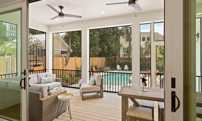 East Beach House | Astin Cottage: Family-Friendly Retreat on Seventh Street