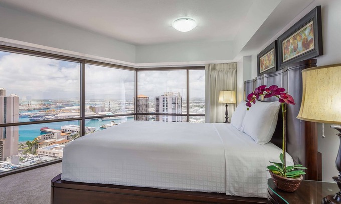 Downtown Honolulu Hotel | Discover Aston at the Executive Centre Hotel & Pool Access