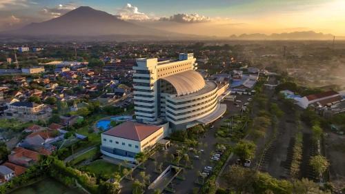 West Cirebon Hotel | Discover ASTON Cirebon Hotel: Pool, Spa & High Ratings