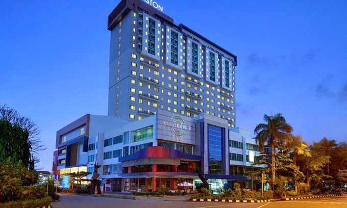 Laweyan Hotel | Discover ASTON Solo Hotel: A 4-Star Gem with Pool Access