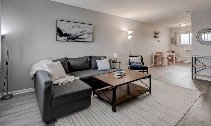 West Newton Apartment | Astonishing 2bed 1bath Unit- Minutes from Airport!