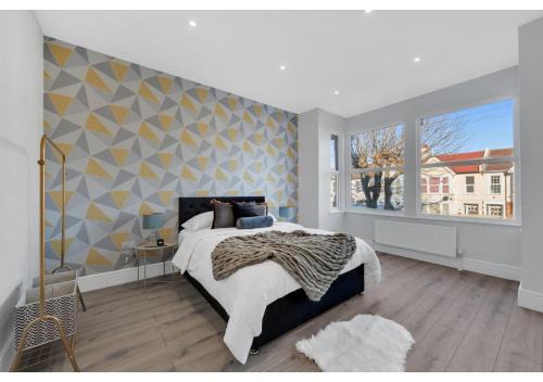 Westcliff-on-Sea Apartment | Ideal 4BR Family House with Child-Friendly Amenities