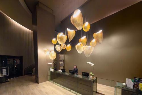 Ortigas Center Hotel | Elegant Astoria Plaza: Family-Friendly with Pool & Dining