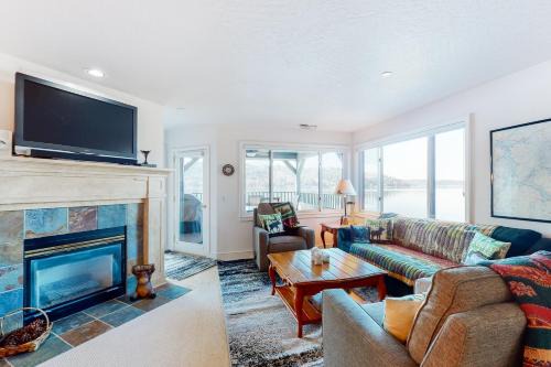 Coeur d'Alene Apartment | Inviting Arrow Point: Family-Friendly with Pool Access