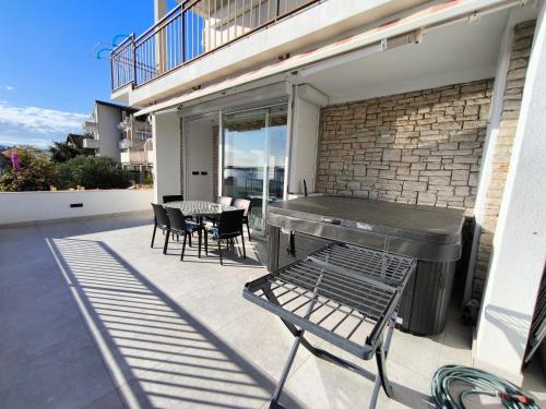 Okrug Donji Apartment | Oceanfront Astramaris Apartments with Hot Tub & Family Fun