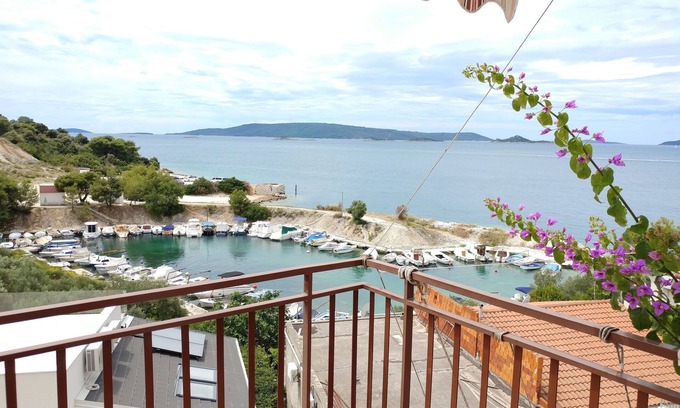 Okrug Donji Apartment | Oceanfront Astramaris Apartments with Breakfast & Kitchen