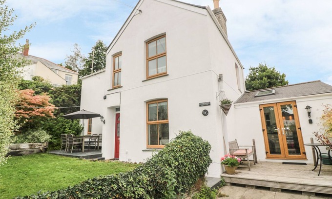 Lostwithiel Cottage | ASTRANTIA COTTAGE: Family-Friendly Retreat with Open Fire
