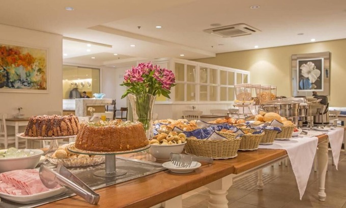 Bauru Hotel | Relax at Astron Hotel Bauru with Pool and Spa Amenities