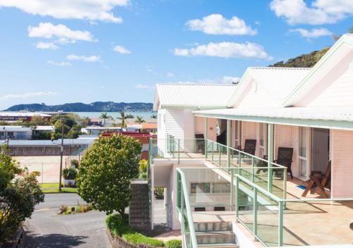 Paihia Hotel | Experience Admirals View Lodge: 5-Star Comfort & Hot Tub