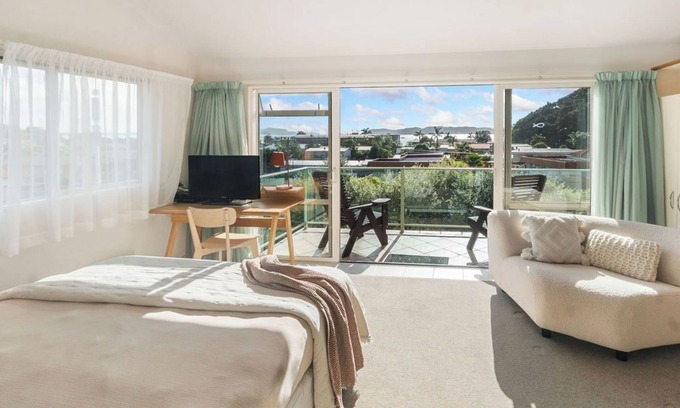 Paihia Hotel | Admiral's View Lodge: Family-Friendly Retreat with Pool