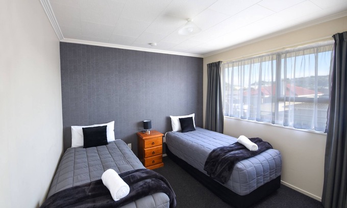 Saint Kilda Hotel | Discover ASURE Adrian Motel: Family-Friendly with Breakfast