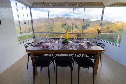 Ouro Preto House | Ideal Retreat for 8: Pool, Ocean View & Game Room