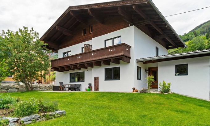 Muhlbach im Pinzgau Apartment | Inviting Mühlbach Apartment with Balcony & Pet-Friendly Amenities