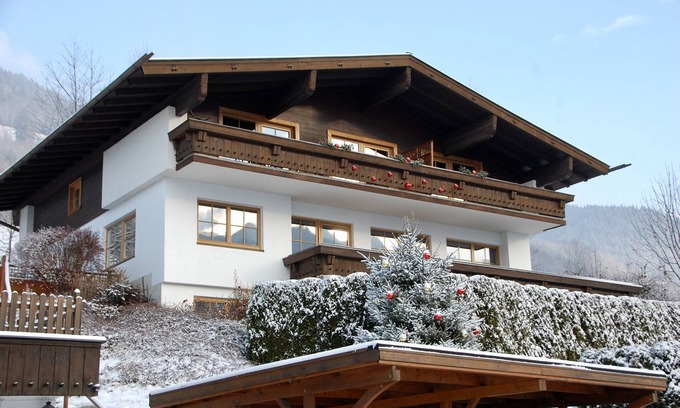 Bruck an der Grossglocknerstrasse Apartment | Inviting Apartment with Private Garden & Mountain Views