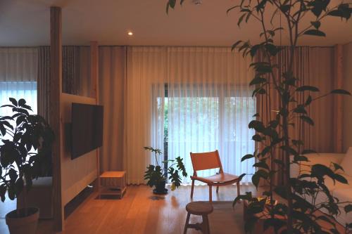 Downtown House | Oceanfront Getaway at Corner Resort & Garden
