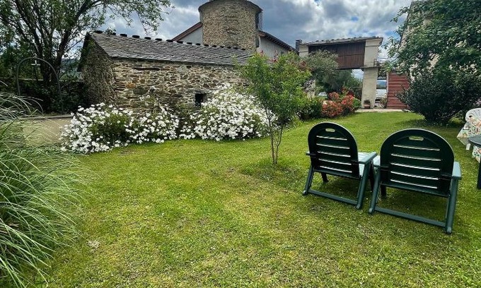 Figueras (Castropol) Apartment | Tranquil Retreat with Beautiful Garden at Los Gayoles Rural
