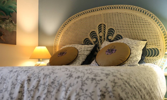 Cabrieres-dʼAigues Bed & Breakfast | At Fanny's