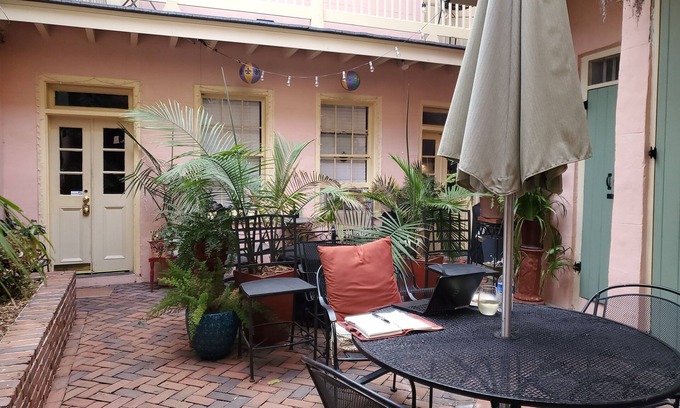French Quarter Condo | Welcoming Retreat in the French Quarter - Pet Friendly Stay
