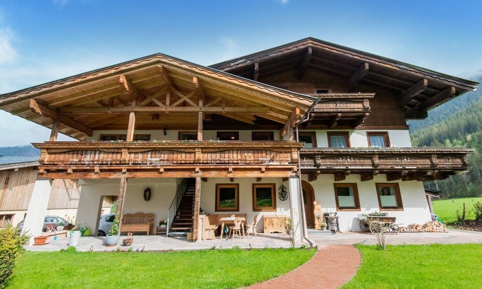 Saalfelden am Steinernen Meer Apartment | Comfortable Apartment in Saalfelden with Kitchen & Breakfast