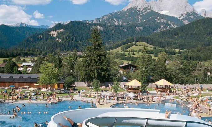 Saalfelden am Steinernen Meer Apartment | Relaxing Retreat at Pessenteiner with Lake Views & Spa