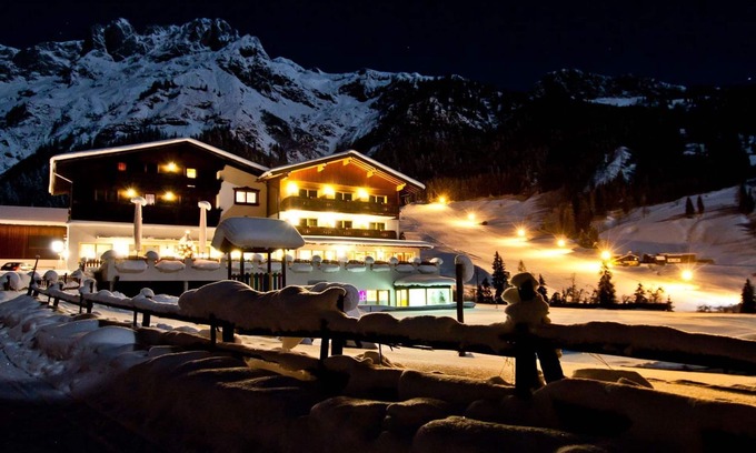 Sankt Martin am Tennengebirge Apartment | Relaxing Double Room at Alpengasthof Lämmerhof with Balcony