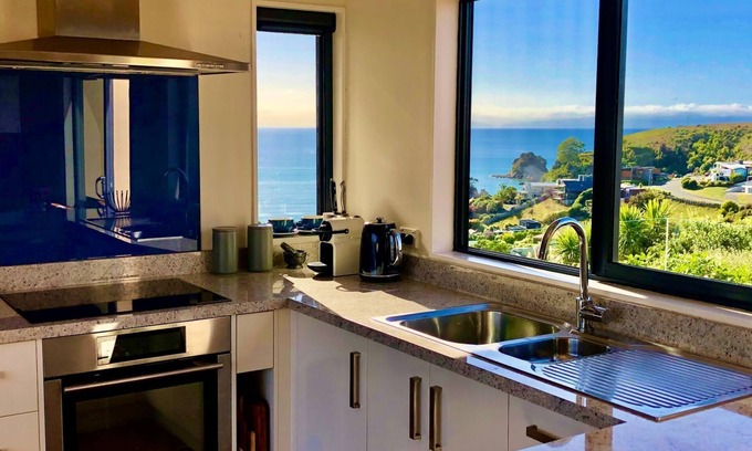Kaiteriteri House | Experience Breathtaking Views at Sea and Forest Retreat