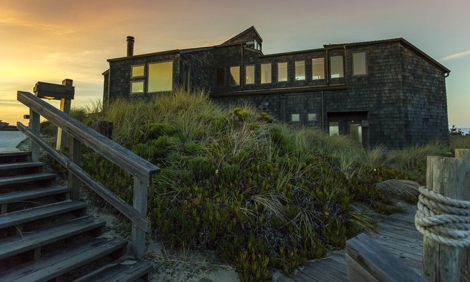 Watsonville House | Beachfront Bliss: Top-Rated Ocean View Retreat for 11