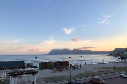 Redhill Apartment | Oceanfront Escape at the Beach - Muizenberg, Rated 9.3/10